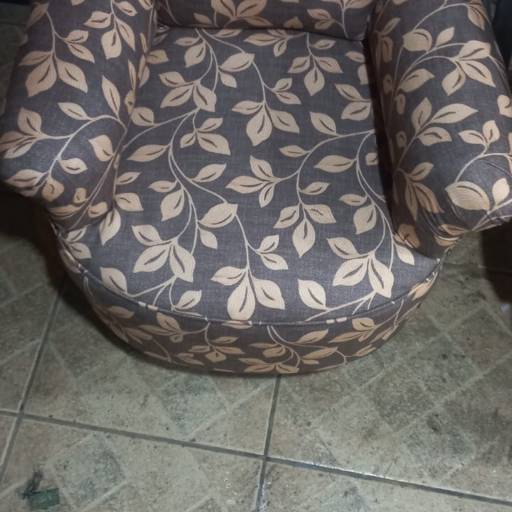Poltrona em Sued Floral por Carlão Capoteiro e Estofador