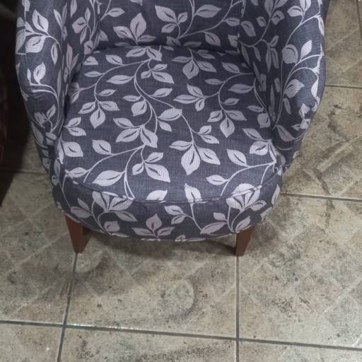 Poltrona em Sued Floral por Carlão Capoteiro e Estofador