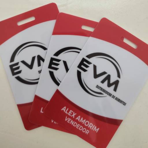 Crachás Personalizados em Guaratuba: Identificação Profissional e Segurança