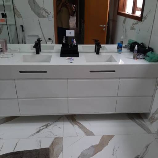 Gabinete em MDF com Pintura Brilhante - Economia e Requinte - Granja Viana, SP por Marcenaria Divino