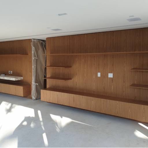 Móvel para TV em Acabamento Lâmina Freijó Composto - Funcionalidade e Elegância - Guarulhos por Madeira&Metal