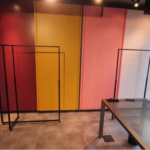 Ateliê com Mesa Metálica e Araras - Espaço Criativo e Funcional - Guarulhos por Madeira&Metal Ateliê com Mesa Metálica e Araras - Espaço Criativo e Funcional - Guarulhos por Madeira&Metal