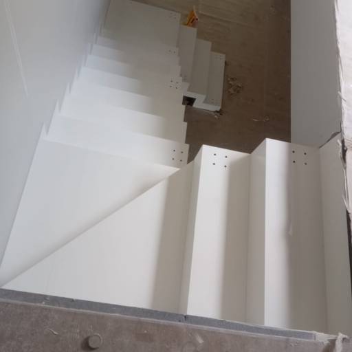 Escada em Porcelanato