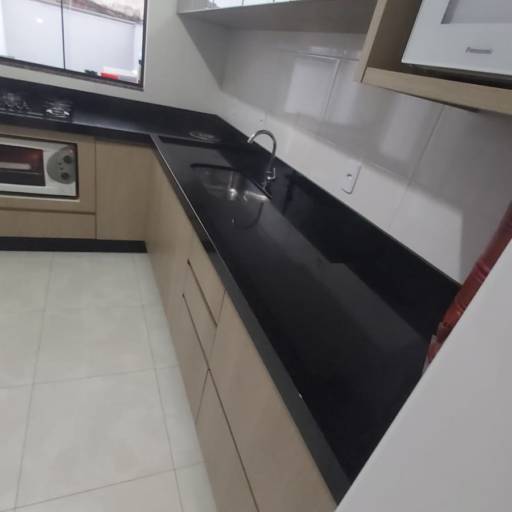 Comprar o produto de Bancada de Cozinha Sob Medida - Beleza e Funcionalidade em Joinville em Marmorarias pela empresa Agepe Marcenaria e Marmoraria  em Joinville, SC por Solutudo