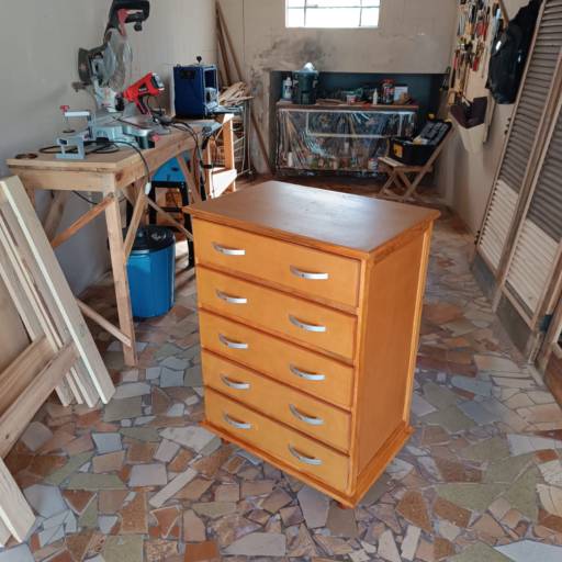 Móveis em madeira de demolição