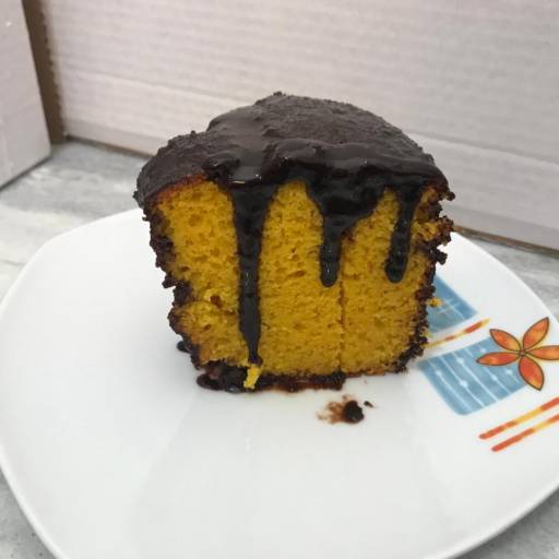 Bolo de Cenoura Macio com Cobertura Deliciosa - Sabor Tradicional em São Paulo por Tia Madrinha Bolos e Chocolates