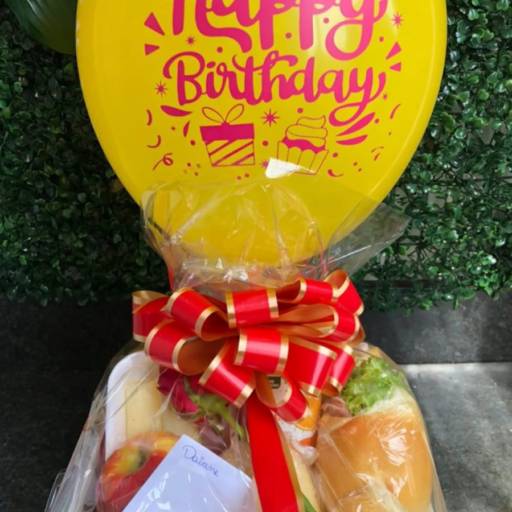 Comprar o produto de Cesta de café da manhã de aniversário em Cestas Personalizadas pela empresa Imperial Cestas e Presentes em Foz do Iguaçu, PR por Solutudo