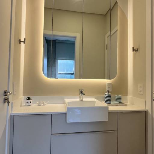 Comprar o produto de Banheiro Planejado - Elegância e Funcionalidade - Joinville em Móveis Planejados - Marcenarias pela empresa MOBID Marcenaria em Joinville, SC por Solutudo