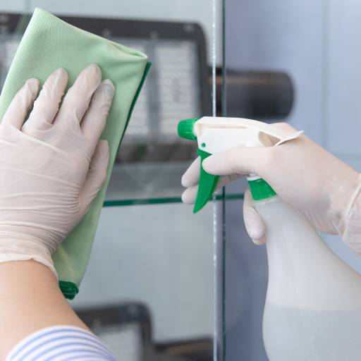 Álcool Líquido Tradicional 1L - Limpeza Rápida e Eficiente para Sua Casa em Caraguatatuba por Rocha & Freitas Variedades