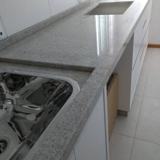 Comprar o produto de Bancada de Granito para Cozinhas em Marmorarias pela empresa Agepe Marcenaria e Marmoraria  em Joinville, SC por Solutudo