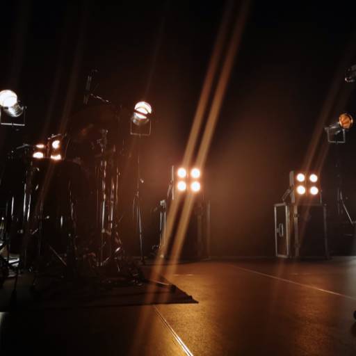 Luz Cênica: Atmosfera Imersiva em São Manuel com DJ Juninho