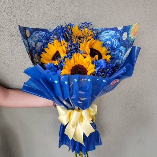 Buque Os Girassóis de Van Gogh em Uma Noite Estrelada em Foz do Iguaçu, PR por Floricultura As Flores da Carol - Vila A