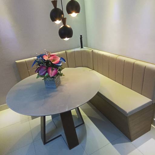 Canto Alemão Modelo Novo com Torre de Tomadas e Encosto Curvado por A.D.E.S Estofados