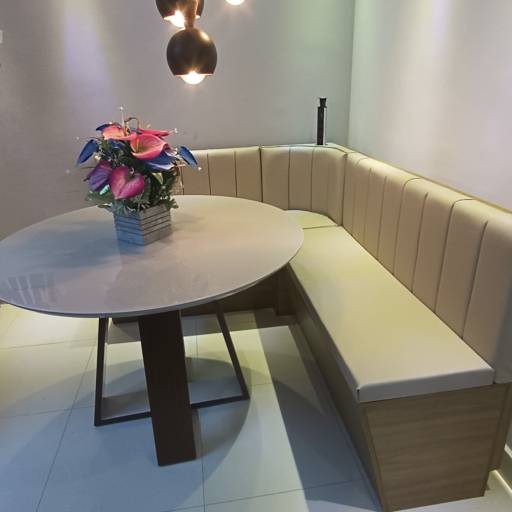 Canto Alemão Modelo Novo com Torre de Tomadas e Encosto Curvado por A.D.E.S Estofados