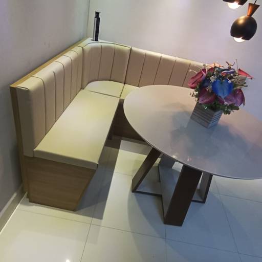 Canto Alemão Modelo Novo com Torre de Tomadas e Encosto Curvado por A.D.E.S Estofados