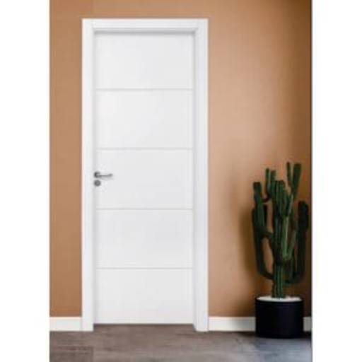 Kit Porta Pronta – Praticidade e Qualidade no Ninho Verde II Eco Residence por Portales Portas e Janelas