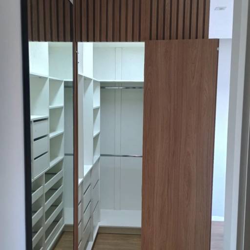 Closet para Apartamento - Parte Interna em MDF Branco TX e Parte Externa em MDF Carvalho Hanover com Painel Ripado por Marcenaria Divino Closet para Apartamento - Parte Interna em MDF Branco TX e Parte Externa em MDF Carvalho Hanover com Painel Ripado por Marcenaria Divino