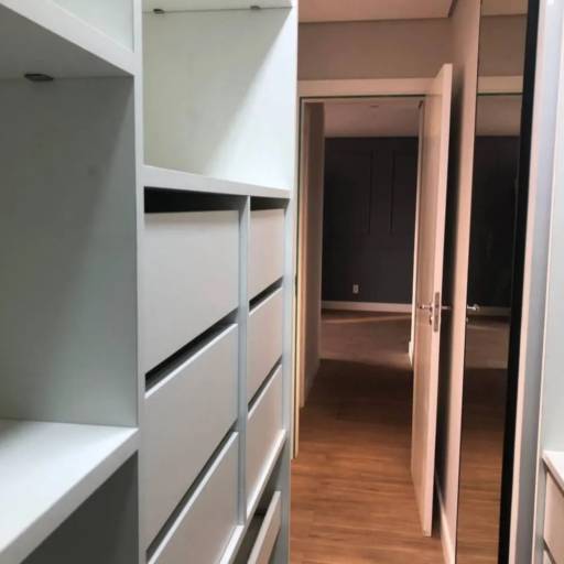 Closet para Apartamento - Parte Interna em MDF Branco TX e Parte Externa em MDF Carvalho Hanover com Painel Ripado por Marcenaria Divino Closet para Apartamento - Parte Interna em MDF Branco TX e Parte Externa em MDF Carvalho Hanover com Painel Ripado por Marcenaria Divino