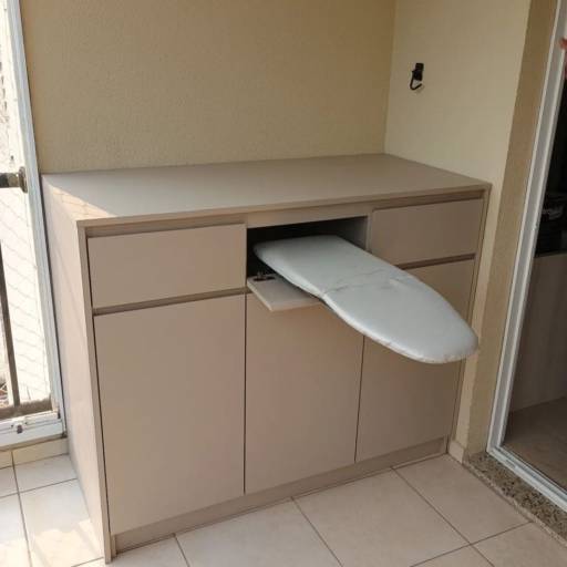 Bancada em MDF Frapê Sethos com Tábua de Passar Roupa Integrada instalada no Ap. Innova Blue (Umuarama / Osasco) por Marcenaria Divino Bancada em MDF Frapê Sethos com Tábua de Passar Roupa Integrada instalada no Ap. Innova Blue (Umuarama / Osasco) por Marcenaria Divino
