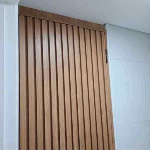 Porta em Painel Ripado em MDF instalada na Vila Campesina em Osasco