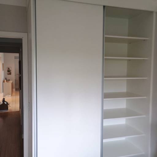 Condomínio Paulistano (JD Monte Kemel, SP) - Guarda roupa com sapateira, feito em MDF Branco Tx para quarto/escritório- Osasco/SP por Marcenaria Divino Condomínio Paulistano (JD Monte Kemel, SP) - Guarda roupa com sapateira, feito em MDF Branco Tx para quarto/escritório- Osasco/SP por Marcenaria Divino