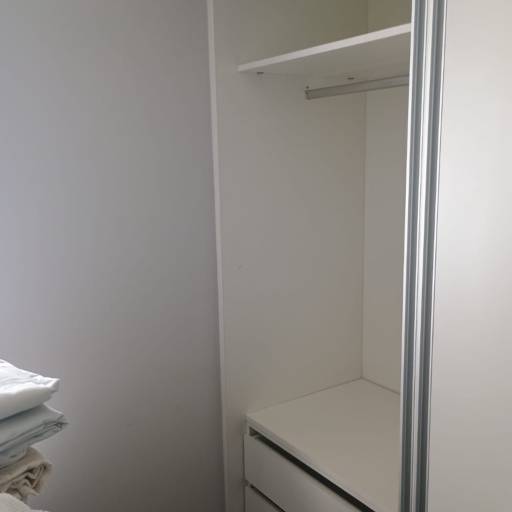 Condomínio Paulistano (JD Monte Kemel, SP) - Guarda roupa com sapateira, feito em MDF Branco Tx para quarto/escritório- Osasco/SP por Marcenaria Divino Condomínio Paulistano (JD Monte Kemel, SP) - Guarda roupa com sapateira, feito em MDF Branco Tx para quarto/escritório- Osasco/SP por Marcenaria Divino