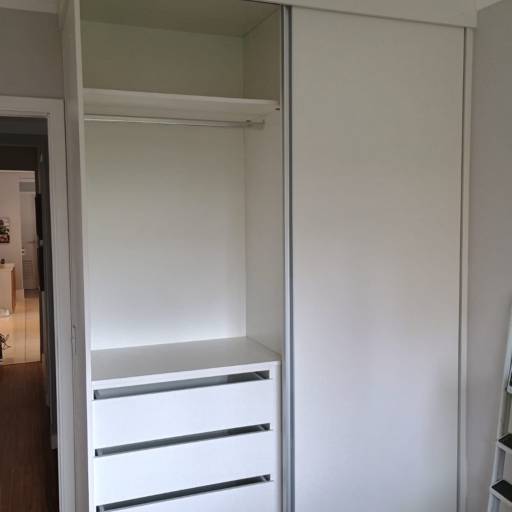 Condomínio Paulistano (JD Monte Kemel, SP) - Guarda roupa com sapateira, feito em MDF Branco Tx para quarto/escritório- Osasco/SP por Marcenaria Divino Condomínio Paulistano (JD Monte Kemel, SP) - Guarda roupa com sapateira, feito em MDF Branco Tx para quarto/escritório- Osasco/SP por Marcenaria Divino