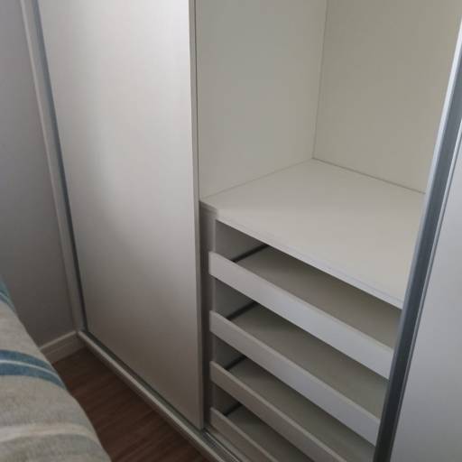 Condomínio Paulistano (JD Monte Kemel, SP) - Guarda roupa com sapateira, feito em MDF Branco Tx para quarto/escritório- Osasco/SP por Marcenaria Divino Condomínio Paulistano (JD Monte Kemel, SP) - Guarda roupa com sapateira, feito em MDF Branco Tx para quarto/escritório- Osasco/SP por Marcenaria Divino