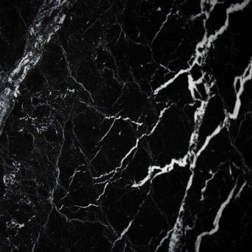 Nero Marquina: Sofisticação e Elegância para seus Projetos no Ninho Verde II Eco Residence com a Marmoraria Carvalho por Marmoraria Carvalho