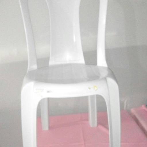 Cadeiras plásticas branca  por Luci Eventos