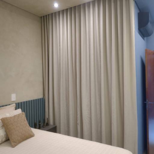 Cortina em Tecido Voil trabalho feito com forro de Tergal e blackout ao fundo, no trilho suisso e na fita wave dentro do cortineiro! por Ramos Decorações