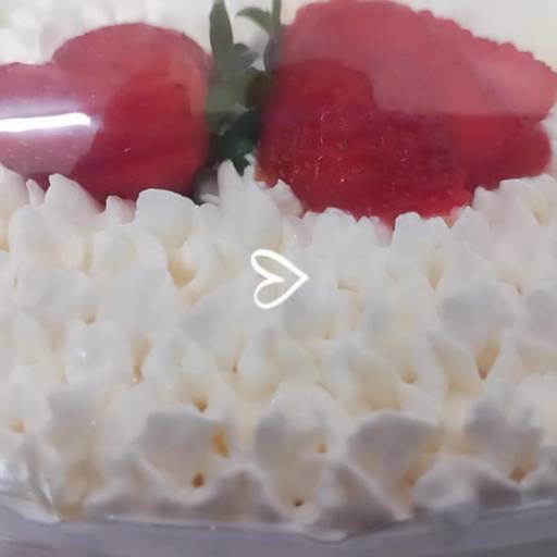 Torta de Morango com Brigadeiro de Leite Ninho Aerado e Cobertura de Chantinho  por Colinas Ateliê