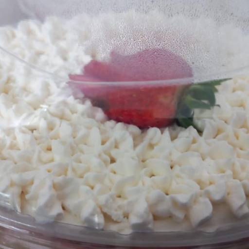 Torta de Morango com Brigadeiro de Leite Ninho Aerado e Cobertura de Chantinho  por Colinas Ateliê