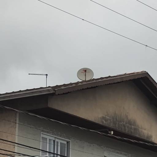 Antena Banda Ku para o Satélite Star One C2 70 W e Antena Digital Proeletronic 22 elementos instalada no Bairro Tude Bastos em Praia Grande em 26/10/2024