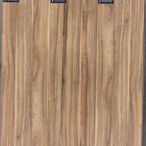 Réguas Madeiradas 25x110 Cerâmicas Retificadas Contra Mancha D’água para Paredes Internas e Externas por Alexandre Nicolella Porcelanatos