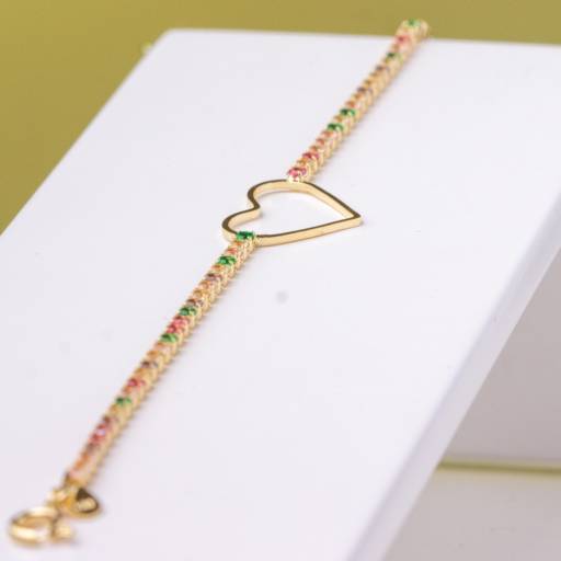 Pulseira com Coração Vazado e Zircônias Coloridas – Elegância e Estilo em São Manuel