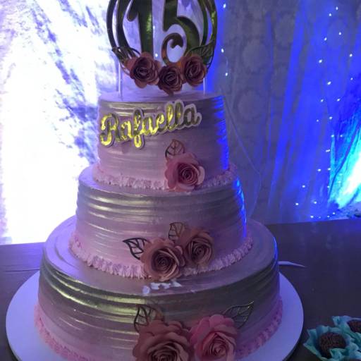 Comprar o produto de Bolo para festa de 15 em Bolo de Aniversário pela empresa Dona Jujuba Doces e Salgados em Foz do Iguaçu, PR por Solutudo