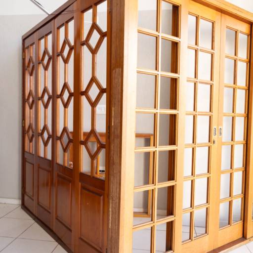 Já pensou em uma nova porta para seu lar ? por Esquadrimax