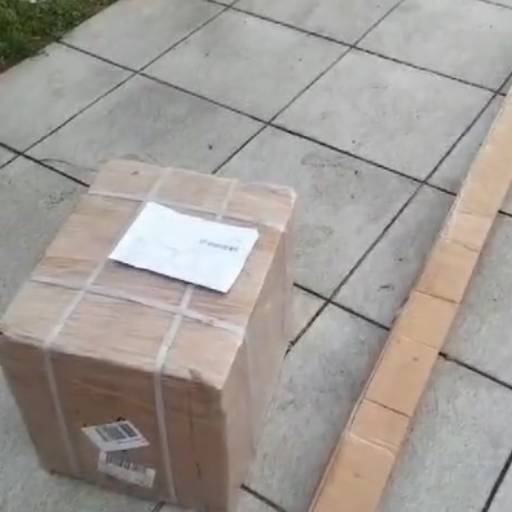 Cliente satisfeito recebendo os produtos da Energia Solar MK por Energia Solar MK