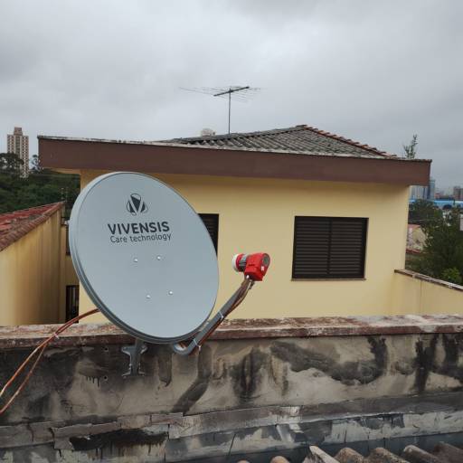 Antena banda Ku StarOne C2 70w para o sinal da nova parabólica para dois pontos com receptores Intelbras no Bairro Vila Príncipe de Galles em Santo André em 21/11/2024