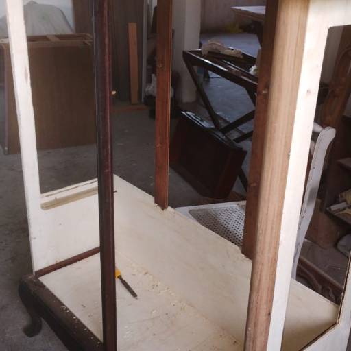 Restauração de Cristaleira por Ser Móveis Restauração