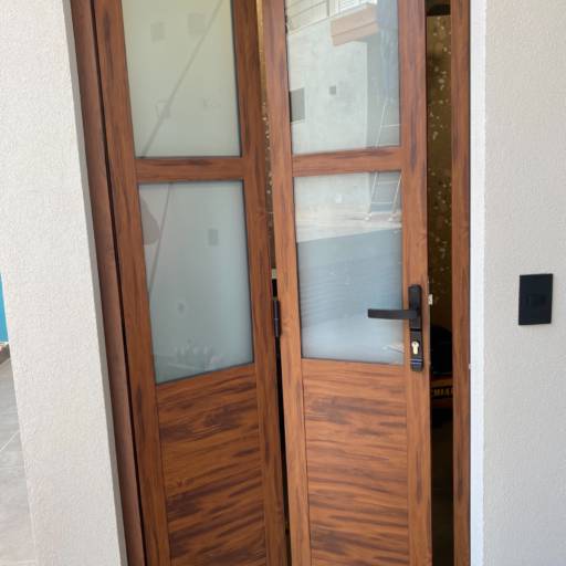 Porta Camarão no Cor Madeira Savana por VerticalGlass - Esquadrias de Alumínio e Vidros