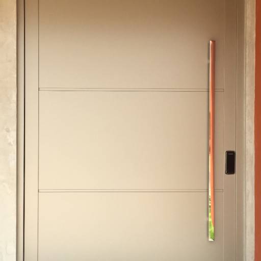 Porta Pivotante em ACM na Cor Silver Golden por VerticalGlass - Esquadrias de Alumínio e Vidros