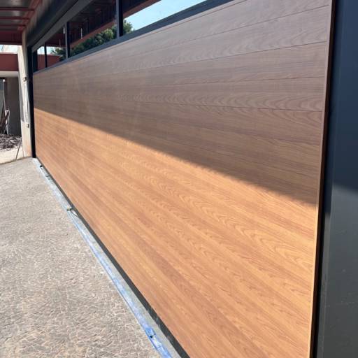 Portão com Lambri Amadeirado e Vidros Refletivos