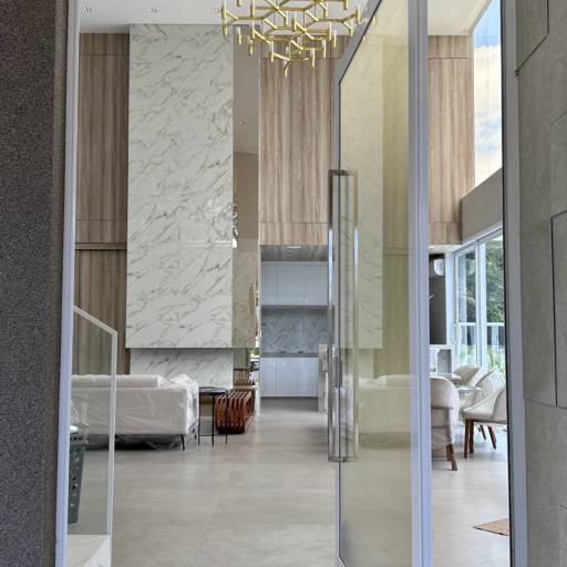 Porta de Alumínio Branco Linha 42 com Vidro Refletivo Champanhe e Película Jateada no lado interno à casa e Puxador Inox 1500mm - Instalação realizada no Condomínio Spazio Verde por VerticalGlass - Esquadrias de Alumínio e Vidros