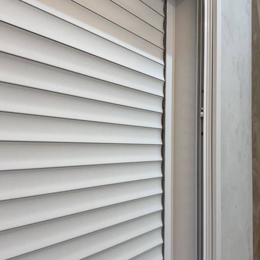 Janela Integrada Automática de Alumínio Branco por VerticalGlass - Esquadrias de Alumínio e Vidros