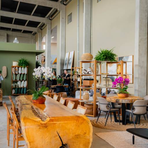 Mesa de Madeira de Demolição – Qualidade e Sofisticação para Seu Lar em Ninho Verde II Eco Residence, SP em Ninho Verde II Eco Residence, SP por Decor Max Casa