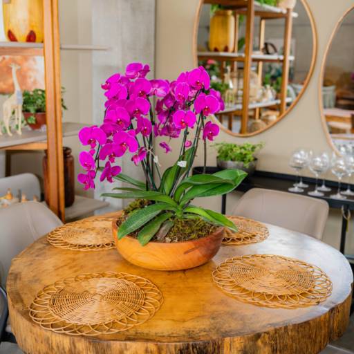 Mesa de Madeira de Demolição – Qualidade e Sofisticação para Seu Lar em Ninho Verde II Eco Residence, SP em Ninho Verde II Eco Residence, SP por Decor Max Casa