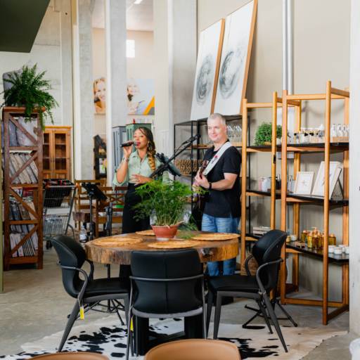 Mesa de Madeira de Demolição – Qualidade e Sofisticação para Seu Lar em Ninho Verde II Eco Residence, SP em Ninho Verde II Eco Residence, SP por Decor Max Casa