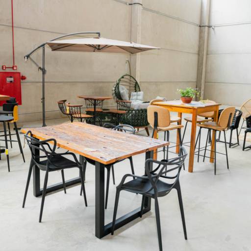 Mesa de Madeira de Demolição – Qualidade e Sofisticação para Seu Lar em Ninho Verde II Eco Residence, SP em Ninho Verde II Eco Residence, SP por Decor Max Casa